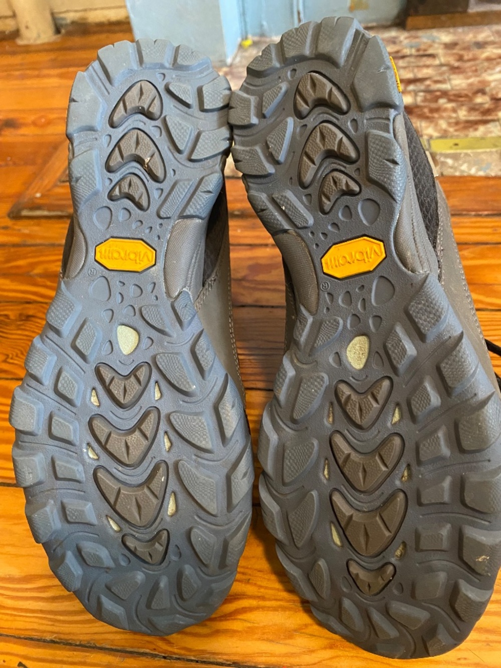Ahnu Sugarpine Women's Black Hiking Boots Waterproof Vibram Sole SIZE 8 - Picture 4 of 8